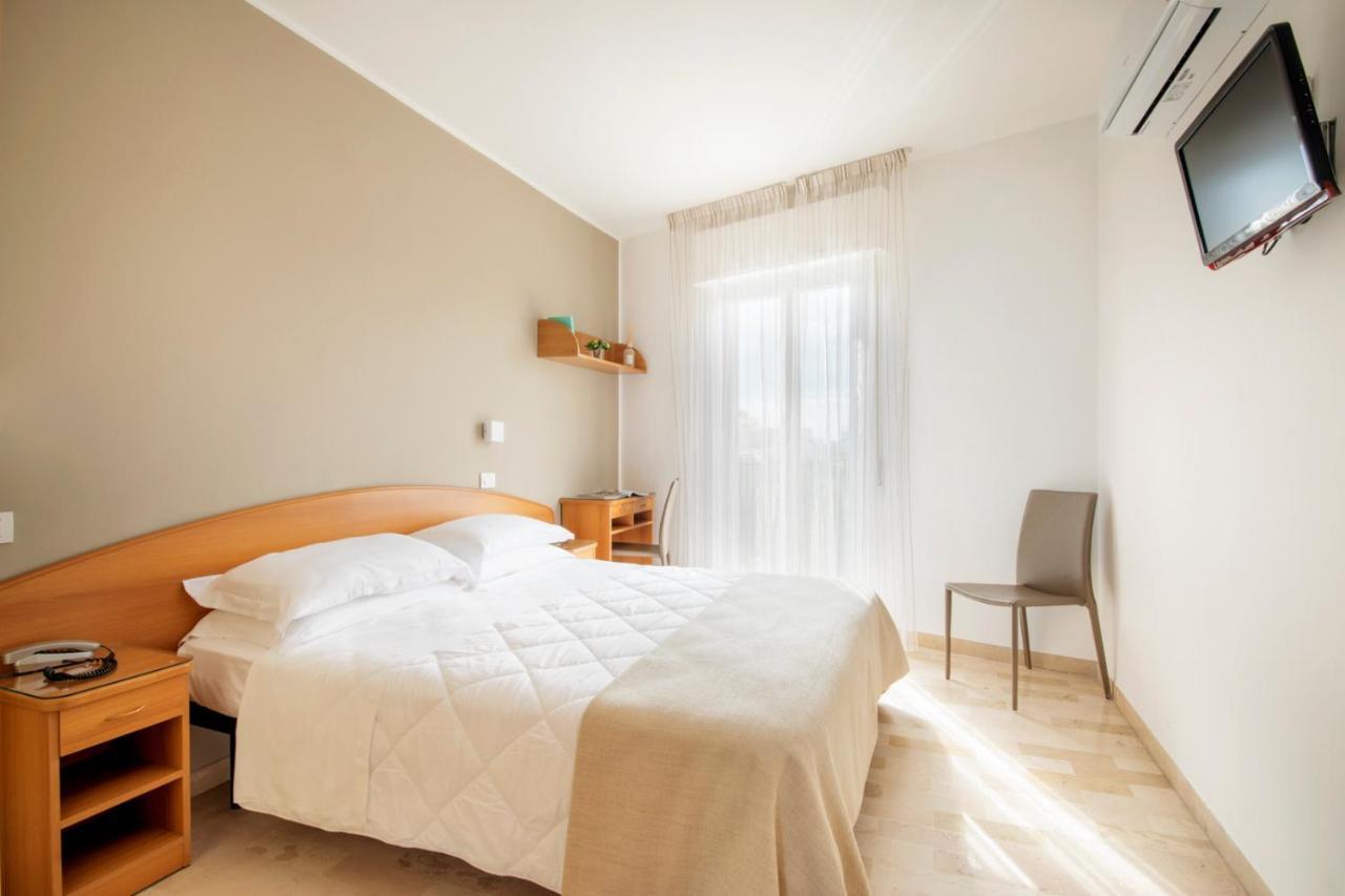 Hotel Bernard San Benedetto del Tronto Exteriör bild