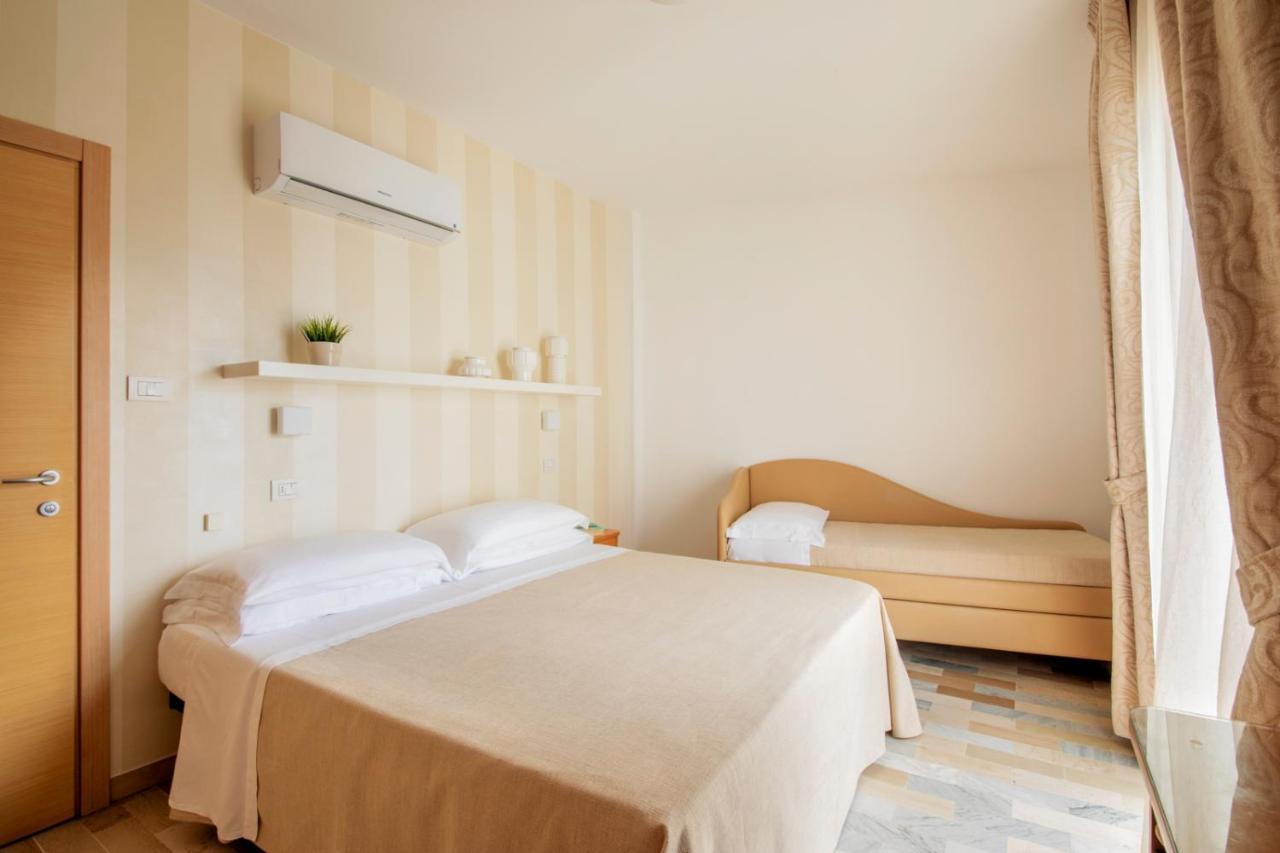 Hotel Bernard San Benedetto del Tronto Exteriör bild