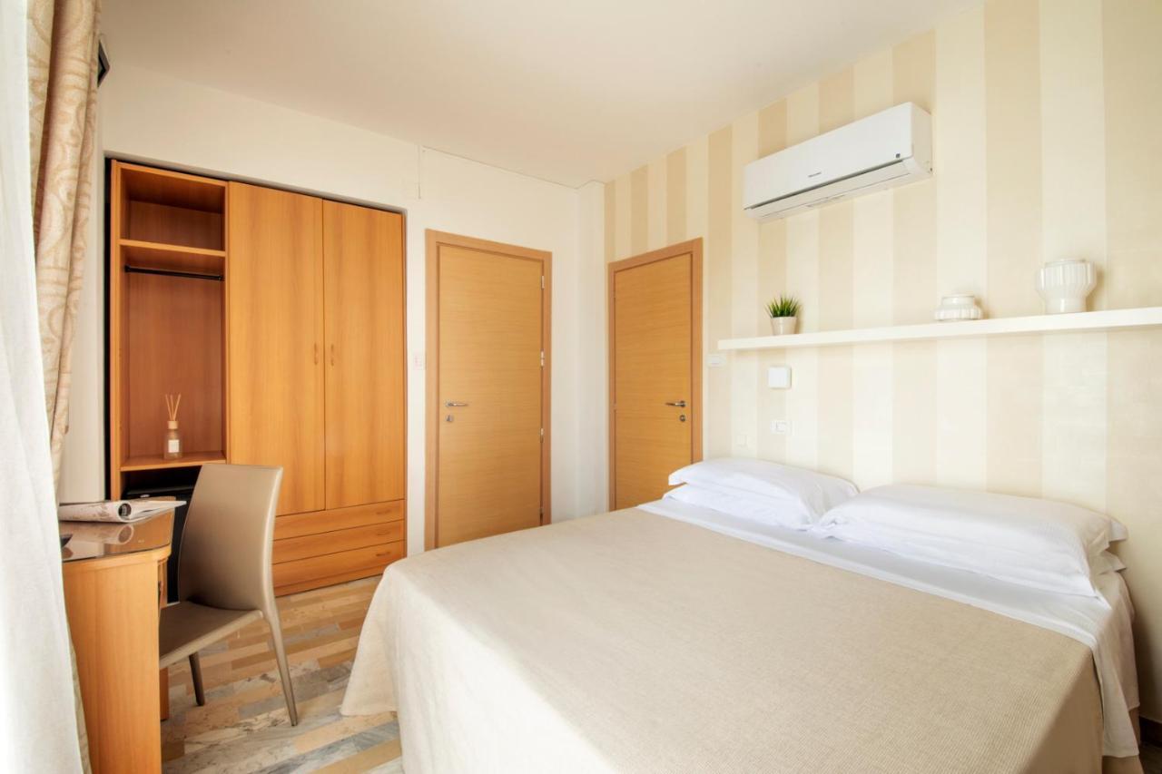 Hotel Bernard San Benedetto del Tronto Exteriör bild